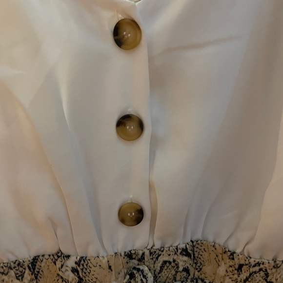 NWT Mainstrip romper size medium - Picture 3 of 3